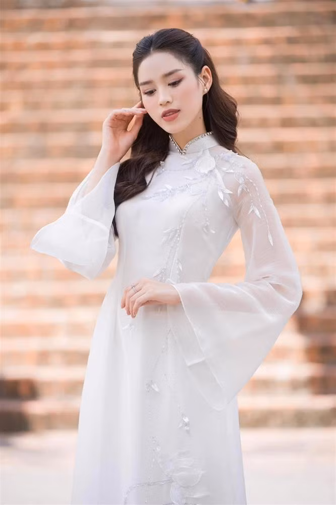 Đỗ Thị Hà còn trưng dụng những tà áo dài truyền thống Việt Nam, thể hiện niềm yêu thích và tự hào khi được khoác lên người tà áo dài trong mỗi dịp quan trọng.