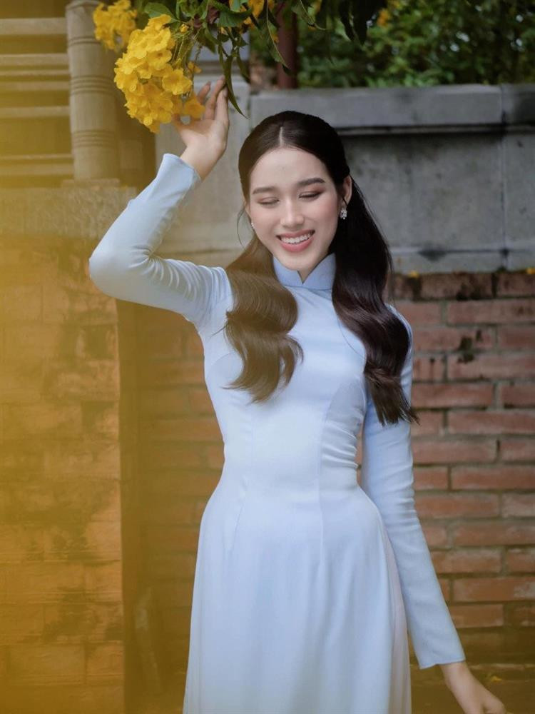 ỹ nhân gen Z khoe triệt để hình thể trong tà áo truyền thống đẹp mắt, chiếc eo nhỏ nhắn của cô trở thành tâm điểm chú ý của bao người.