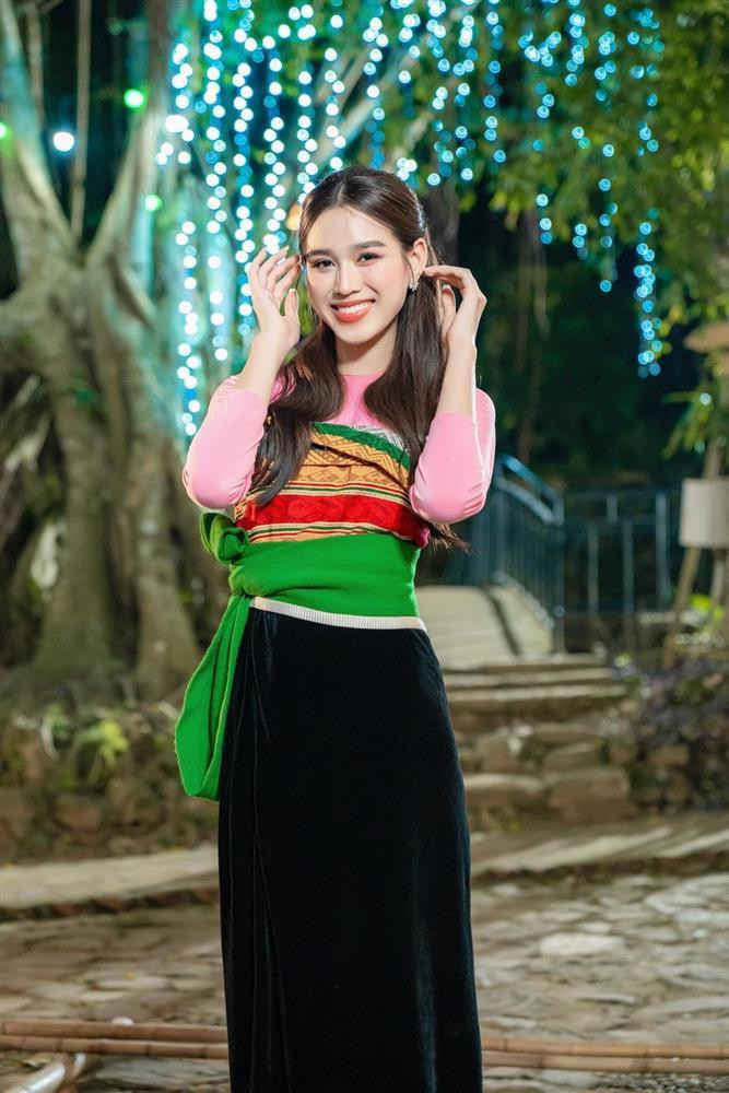 ể từ khi kết thúc nhiệm kỳ, Đỗ Thị Hà vẫn tích cực hoạt động giải trí, làm từ thiện và đi du lịch, khám phá nhiều nơi. Mới đây, cô gây sốt khi đăng tải lên trang cá nhân hình ảnh check-in xinh đẹp tại Pù Luông - Thanh Hóa.