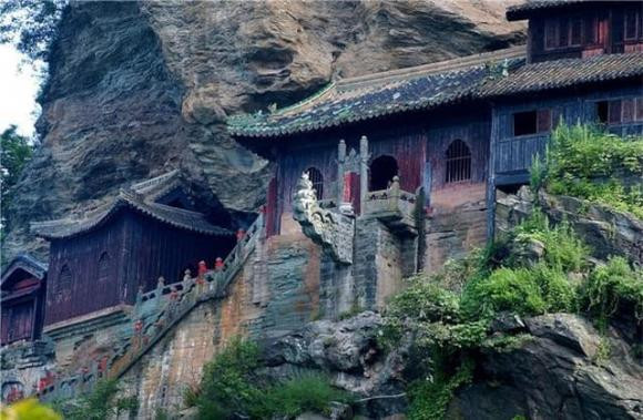 Ngon den dau vinh cuu o nui Vo Dang hon 600 nam khong tat