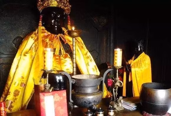 Ngon den dau vinh cuu o nui Vo Dang hon 600 nam khong tat-Hinh-6