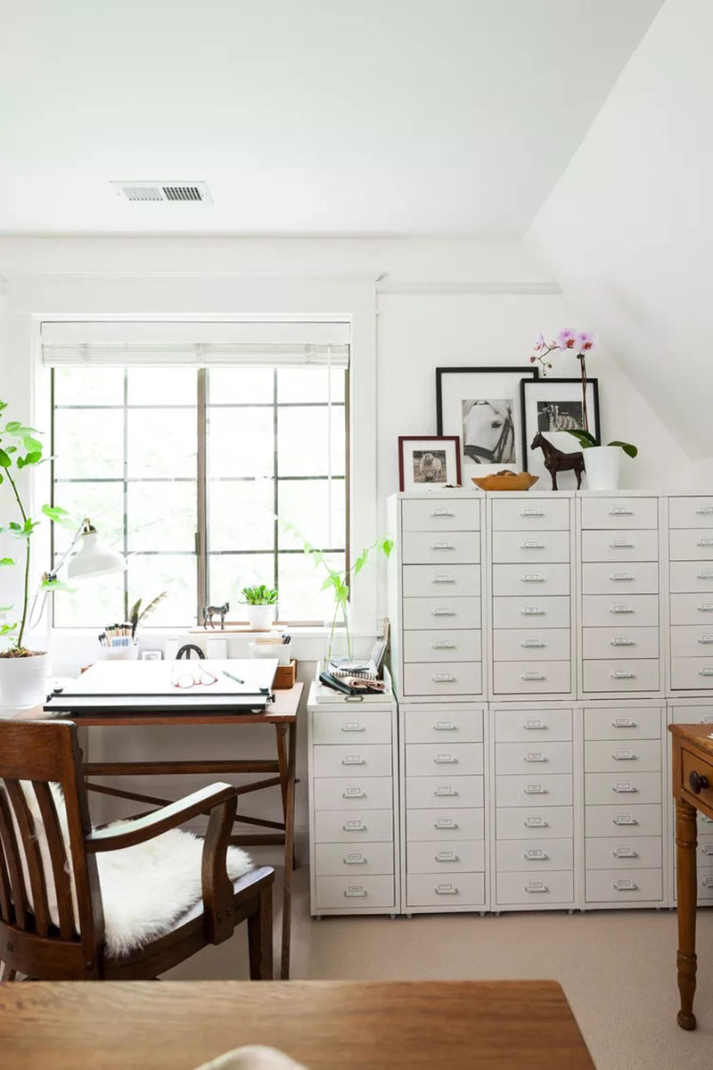 2. Có không ít công việc buộc bạn phải lưu trữ rất nhiều giấy tờ và hồ sơ. Và đây chính là ý tưởng bạn cần tham khảo ngay cho góc làm việc tại nhà của mình. Tủ lưu trữ gồm nhiều ngăn nhỏ cho phép đáp ứng tốt nhu cầu lưu trữ lớn của người dùng. Đồng thời, hệ thống tủ lưu trữ cũng mang đến ấn tượng về một góc làm việc ngăn nắp, có tổ chức.