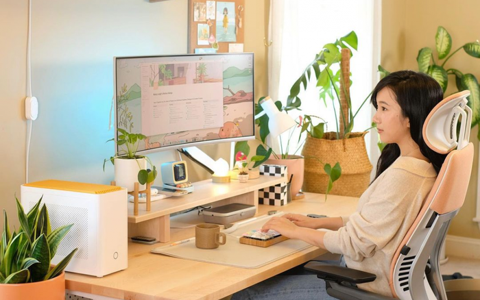 Dù góc làm việc của bạn được tận dụng từ bất kỳ không gian có sẵn nào trong nhà thì cũng cần đến một không gian lưu trữ đủ để đáp ứng nhu cầu sử dụng hàng ngày. Một hệ thống lưu trữ hiệu quả vừa phải cung cấp không gian đủ dùng, đồng thời cũng cần có sự ngăn nắp, dễ dàng tìm kiếm. Với những yêu cầu đó, việc tự mình tạo ra không gian làm việc tại nhà sẽ là một thử thách với nhiều người. May mắn thay, những mẹo lưu trữ thông minh được tổng hợp dưới đây sẽ giúp bạn có được một góc làm việc như ý. 