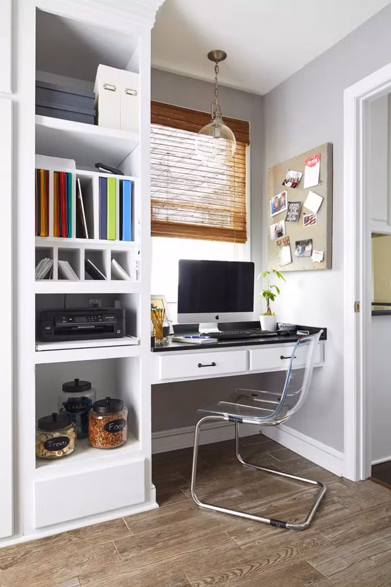  1. Một góc làm việc không lớn nhưng đáp ứng đầy đủ mọi nhu cầu sử dụng của người dùng. Kệ lưu trữ được chia thành nhiều ngăn lớn cho phép người dùng có thể tùy biến trong quá trình sử dụng. Những món phụ kiện tiện ích sẽ giúp bạn chia ngăn để đồ thành từng ô nhỏ đựng tài liệu, hồ sơ. Ngoài ra, tại đây còn có ngăn đặt máy in giúp cho công việc tại nhà của bạn càng thêm hiệu quả và thuận lợi hơn.
