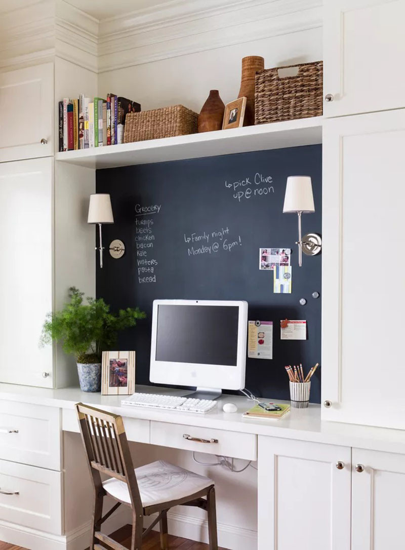 8. Biến bức tường trước mặt thành một tấm bảng đen ghi chú là một ý tưởng sáng tạo để bạn áp dụng với góc làm việc của mình. Bạn có thể sử dụng tấm bảng đen này để ghi lại lịch làm việc, những ý tưởng hay lưu trữ vài bức ảnh kỉ niệm.