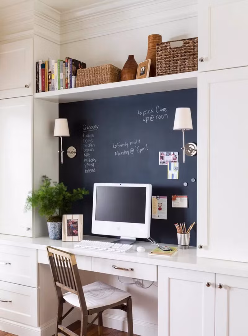 8. Biến bức tường trước mặt thành một tấm bảng đen ghi chú là một ý tưởng sáng tạo để bạn áp dụng với góc làm việc của mình. Bạn có thể sử dụng tấm bảng đen này để ghi lại lịch làm việc, những ý tưởng hay lưu trữ vài bức ảnh kỉ niệm.