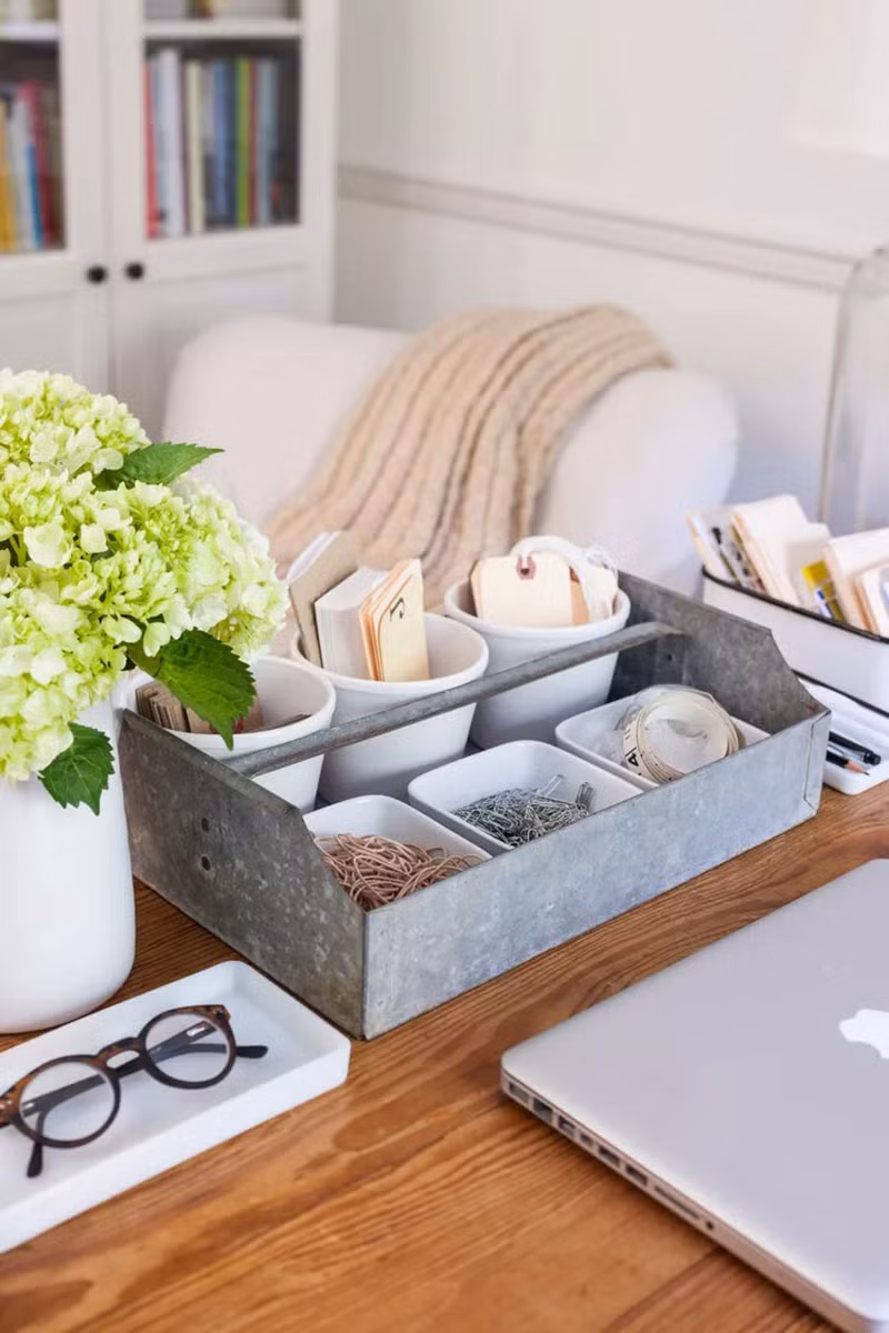 3. Bên cạnh những tập tài liệu, hồ sơ, giấy tờ thì góc làm việc không bao giờ thiếu những món đồ nhỏ như kẹp ghim, giấy note được sử dụng thường xuyên trong ngày. Vì thế, bạn hãy sắp xếp chúng trong tầm với bằng cách đặt bên trong trong khay đựng được chia thành nhiều ngăn nhỏ như thế này.