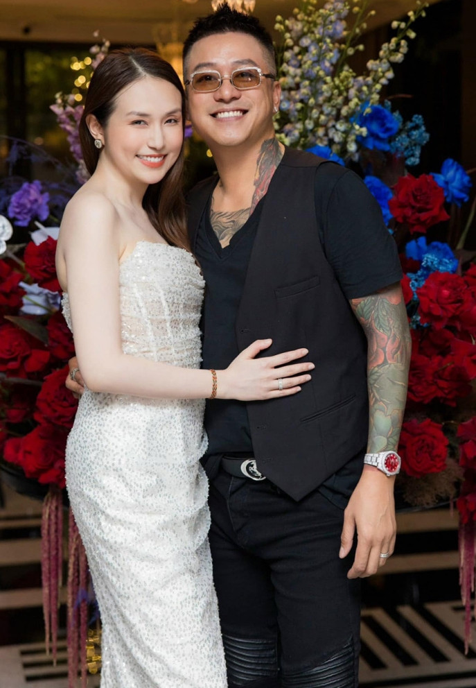 Sao Việt ngày 7/8: Tuấn Hưng bị trêu nịnh vợ khi gọi cô là 'bạn gái' và khen xinh, còn bản thân cũng 'đẹp trai hẳn lên, sau khi cắt tóc'.