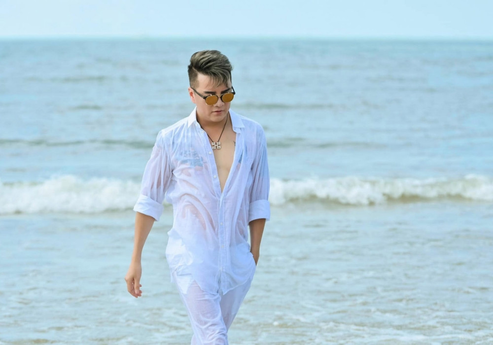 Đàm Vĩnh Hưng dạo biển để thả trôi những muộn phiền.