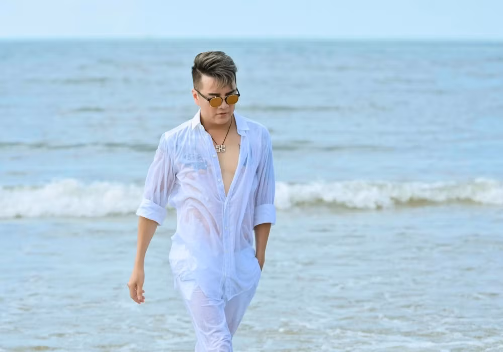 Đàm Vĩnh Hưng dạo biển để thả trôi những muộn phiền.