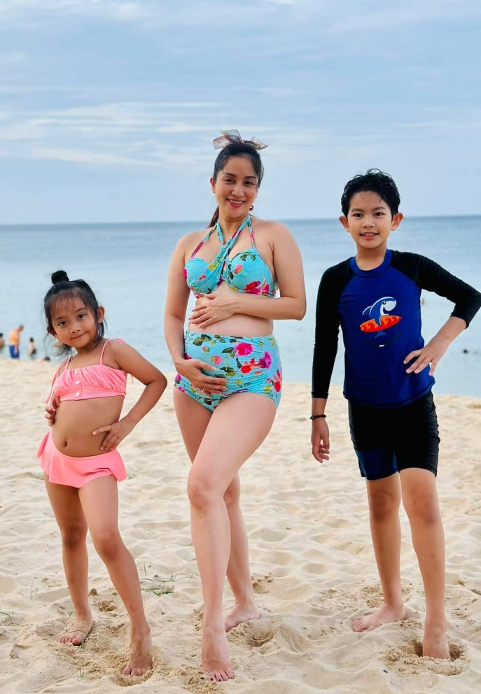 Khánh Thi đưa hai con Kubi và Anna đi tắm biển trong chuyến công tác ở Quảng Bình.