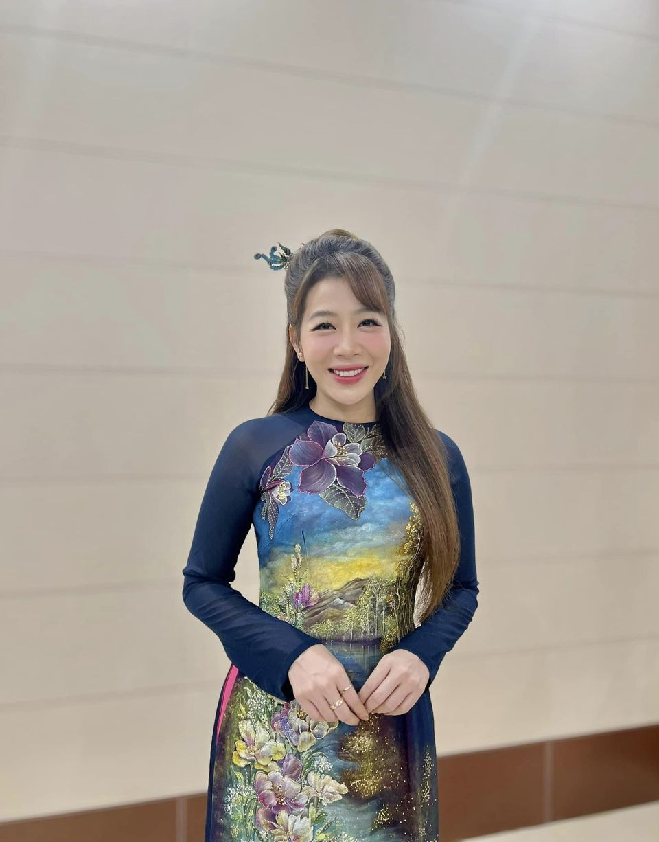 MC Diệp Chi nền nã với bộ áo dài mặc khi lên sóng. 