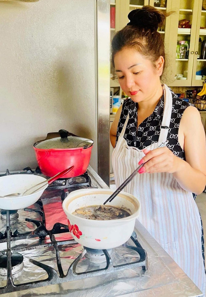 Thúy Nga dù bận rộn công việc vẫn đích thân vào bếp nấu ăn cho con gái.