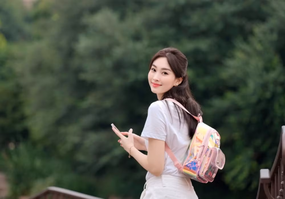 Hoa hau Dang Thu Thao tre trung nhu nu sinh