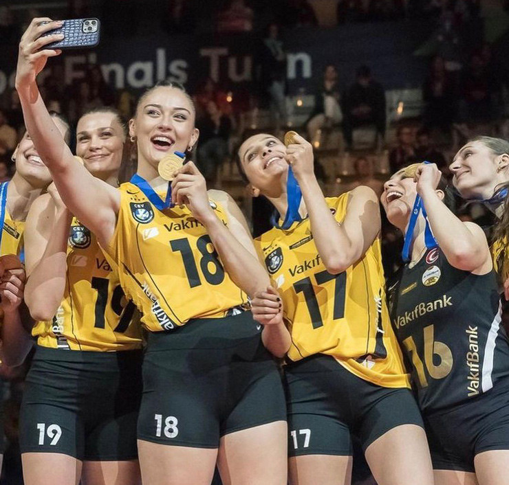 Hoa khoi bong chuyen Kim Hue hanh phuc cung nguoi thuong-Hinh-6