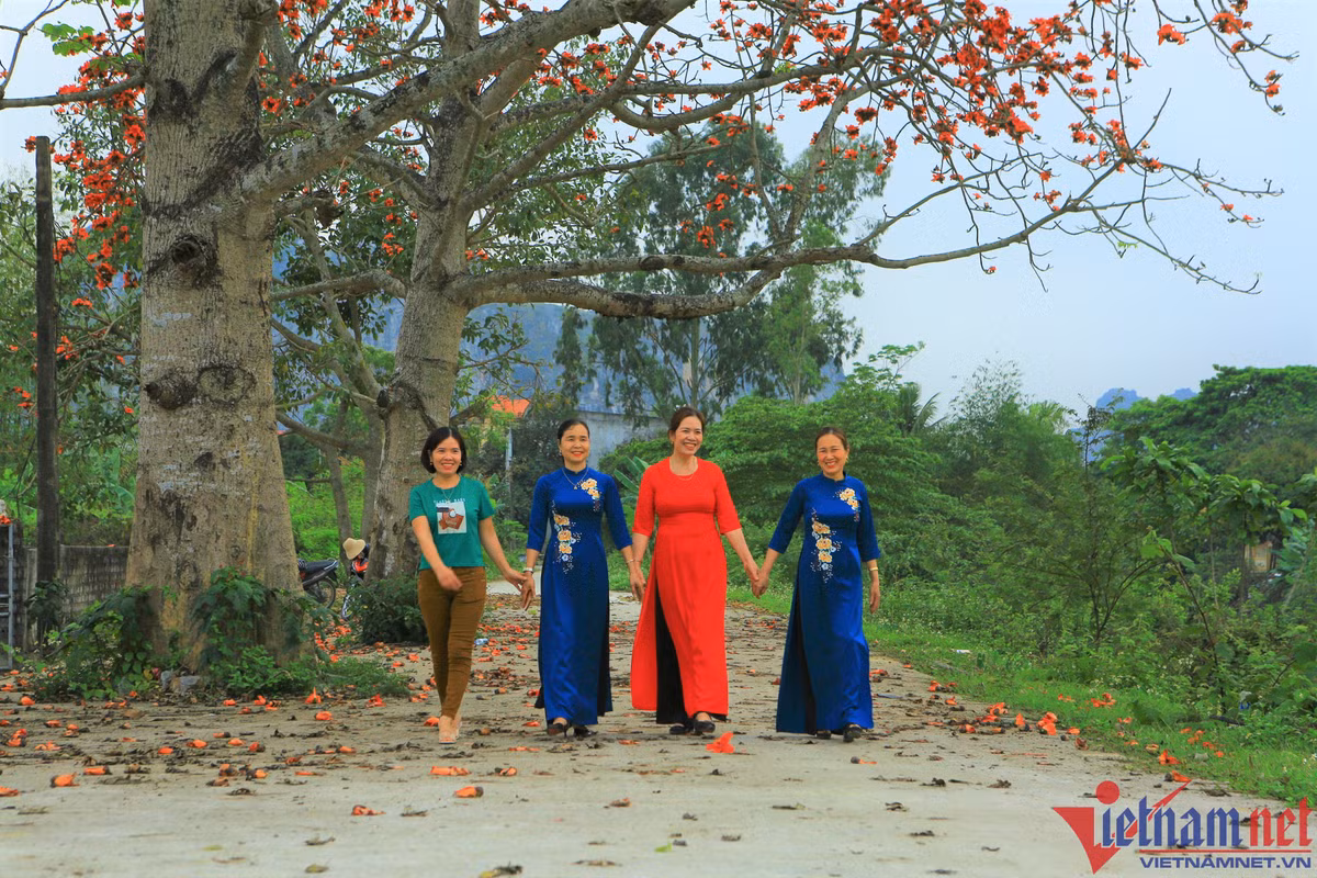 Nhiều người ra hàng cây hoa gạo chụp ảnh, lưu giữ khoảnh khắc đẹp của tháng 3.