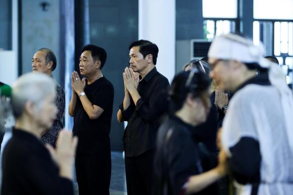 Tôi và anh chỉ quen nhau trên facebook, đôi lần gặp thoáng qua ngoài đời. Nhưng tôi trân quý vô cùng tình cảm và cái chữ hiếu trọn vẹn của anh với bố, đặc biệt những năm ông cuối đời. Đọc những mẩu chuyện phiếm giữa hai cha con, dù chỉ là cái khói tẩu thuốc hai bố con cùng hít hà, đến những bức ảnh sum vầy của đại gia đình… Nó thật ấm áp, thiện lành và khiến tôi cũng như nhiều bạn bè của anh trên facebook xúc động.