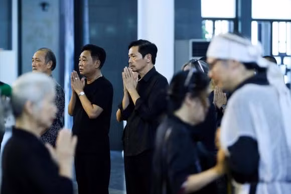 Tôi và anh chỉ quen nhau trên facebook, đôi lần gặp thoáng qua ngoài đời. Nhưng tôi trân quý vô cùng tình cảm và cái chữ hiếu trọn vẹn của anh với bố, đặc biệt những năm ông cuối đời. Đọc những mẩu chuyện phiếm giữa hai cha con, dù chỉ là cái khói tẩu thuốc hai bố con cùng hít hà, đến những bức ảnh sum vầy của đại gia đình… Nó thật ấm áp, thiện lành và khiến tôi cũng như nhiều bạn bè của anh trên facebook xúc động.