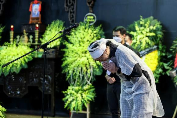 NS Trần Lực bật khóc trong tang lễ bố.