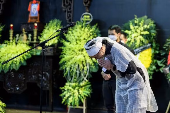 NS Trần Lực bật khóc trong tang lễ bố.