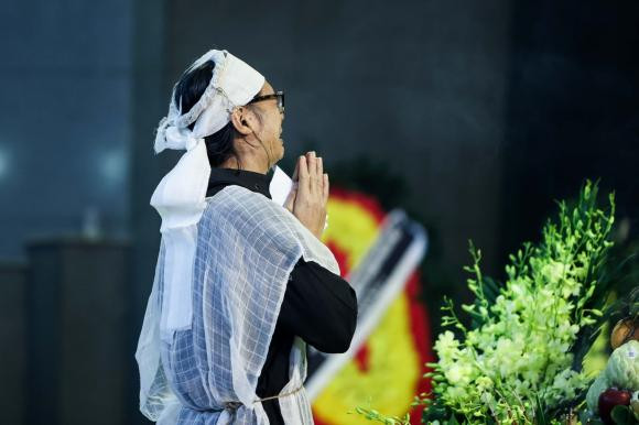 "Suốt lễ tang, anh cố nén lại cảm xúc nhìn dòng người tiễn đưa bố mình lần cuối. Nhưng rồi, người đàn ông ấy cũng không thể ghìm lại được nỗi nhớ cha đến vô cùng tận. “Bố ơi con nhớ bố…”, NS Trần Lực khóc nấc như một đứa trẻ tại giờ phút truy điệu GS. NSND Trần Bảng - cây đại thụ của nghệ thuật chèo Việt Nam. Con gái anh bước lên đưa cho anh chiếc khăn để vơi đi giọt nước mắt…