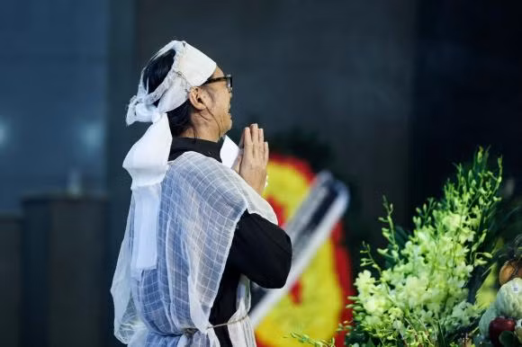 "Suốt lễ tang, anh cố nén lại cảm xúc nhìn dòng người tiễn đưa bố mình lần cuối. Nhưng rồi, người đàn ông ấy cũng không thể ghìm lại được nỗi nhớ cha đến vô cùng tận. “Bố ơi con nhớ bố…”, NS Trần Lực khóc nấc như một đứa trẻ tại giờ phút truy điệu GS. NSND Trần Bảng - cây đại thụ của nghệ thuật chèo Việt Nam. Con gái anh bước lên đưa cho anh chiếc khăn để vơi đi giọt nước mắt…