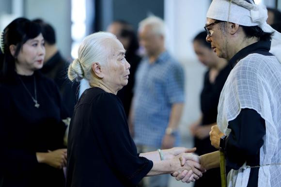 Nhiều nghệ sĩ đến chia buồn với gia đình đạo diễn Trần Lực.