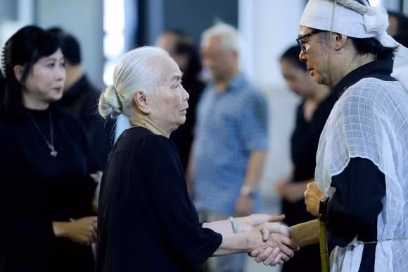 Nhiều nghệ sĩ đến chia buồn với gia đình đạo diễn Trần Lực.