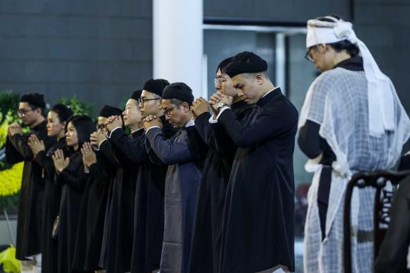 Có lẽ hôm nay là ngày NS Trần Lực khóc nhiều nhất trong cuộc đời. Như anh nói trong lễ truy điệu: Con đã hứa sẽ không khóc trong ngày tiễn bố. Nhưng con xin lỗi, con không thể, chúng con yêu bố, nhớ bố! Em xin phép sớm được gửi lại anh toàn bộ những bức ảnh em chụp tang lễ hôm nay, như một phần kỷ niệm. Chia buồn sâu sắc tới anh và đại gia đình", người này viết.