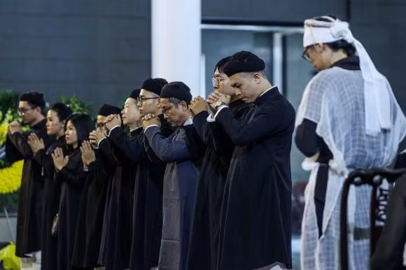 Có lẽ hôm nay là ngày NS Trần Lực khóc nhiều nhất trong cuộc đời. Như anh nói trong lễ truy điệu: Con đã hứa sẽ không khóc trong ngày tiễn bố. Nhưng con xin lỗi, con không thể, chúng con yêu bố, nhớ bố! Em xin phép sớm được gửi lại anh toàn bộ những bức ảnh em chụp tang lễ hôm nay, như một phần kỷ niệm. Chia buồn sâu sắc tới anh và đại gia đình", người này viết.