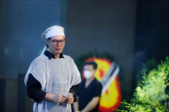 Mới đây, một người tham dự đám tang đã chia sẻ khoảnh khắc NSƯT Trần Lực bật khóc và thốt lên: "Bố ơi, con nhớ bố".