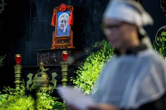 Ngày 19/7, NSND Trần Bảng đã trút hơi thở cuối cùng do tuổi sao, bệnh nặng. Ngày hôm qua (24/7), lễ viếng của NSND Trần Bảng đã diễn ra tại Nhà tang lễ số 5 Trần Thái Tông, Hà Nội. Từ khi bố qua đời, NSƯT Trần Lực luôn bình tĩnh để lo tang lễ cho bố.