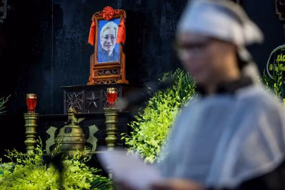 Ngày 19/7, NSND Trần Bảng đã trút hơi thở cuối cùng do tuổi sao, bệnh nặng. Ngày hôm qua (24/7), lễ viếng của NSND Trần Bảng đã diễn ra tại Nhà tang lễ số 5 Trần Thái Tông, Hà Nội. Từ khi bố qua đời, NSƯT Trần Lực luôn bình tĩnh để lo tang lễ cho bố.