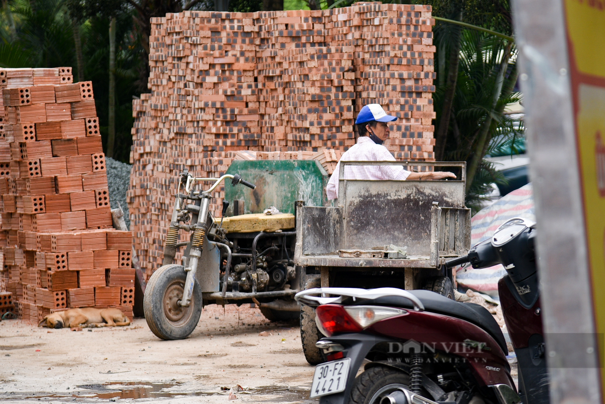 Được biết, rác thải vật liệu xây dựng tại bãi là của một cửa hàng kinh doanh vật liệu xây dựng gần đó.