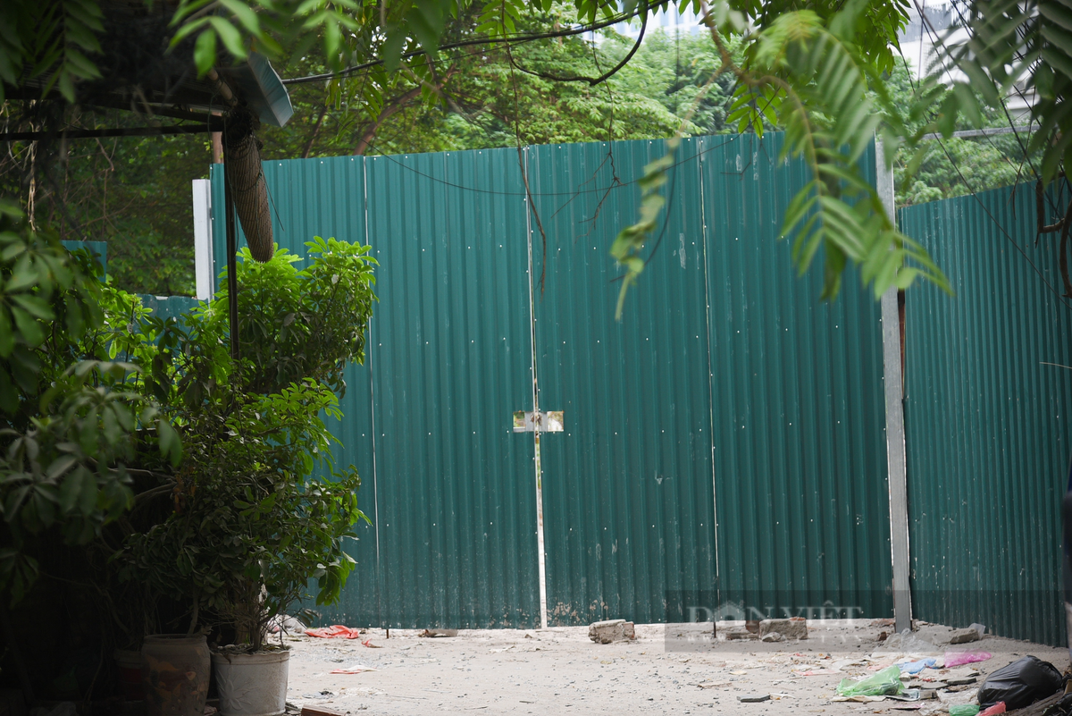 Sau thời gian kiến nghị, bãi rác sinh hoạt tại đây đã được quây tôn.