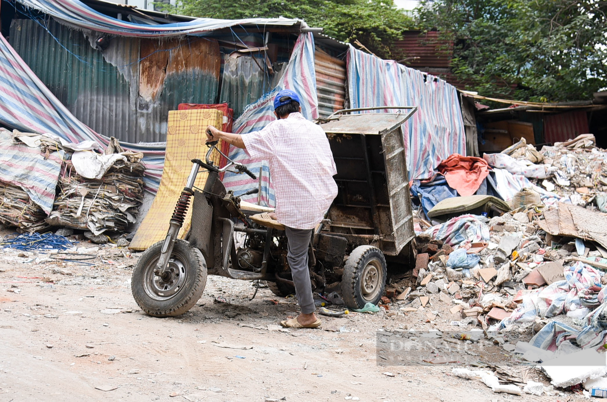 Hình ảnh được PV ghi lại vào sáng ngày 16/10, khi một xe chở rác xây dựng ngang nhiên đổ ngay tại bãi rác tự phát này.