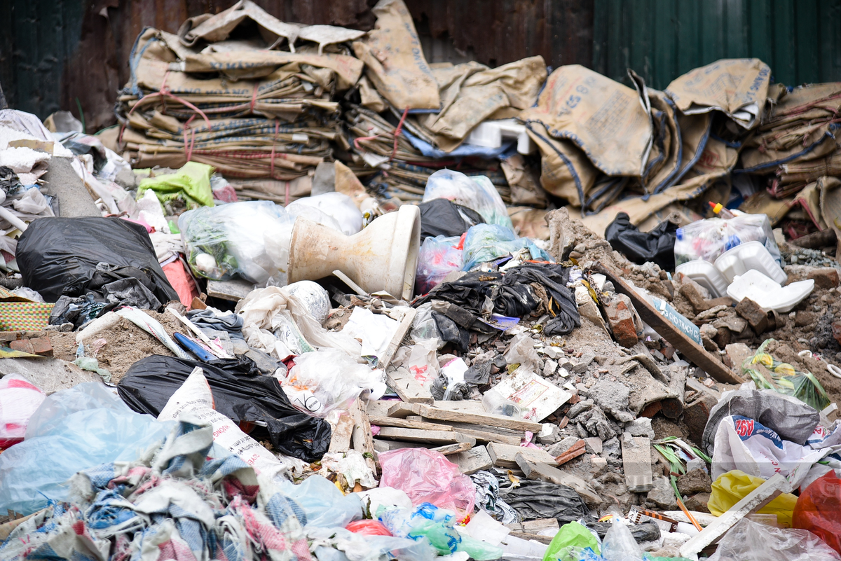 Một bãi là nơi tập kết rác thải sinh hoạt, bãi còn lại là nơi đổ rác thải xây dựng.