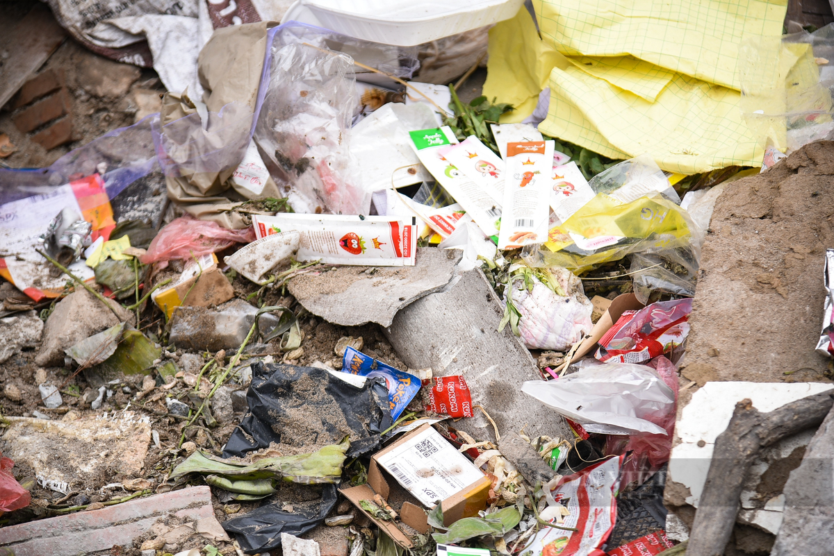 Người dân sống quanh đây cho biết, bãi rác này đã xuất hiện ở đây nhiều năm và bốc mùi hôi thối khiến cuộc sống người dân bị đảo lộn.