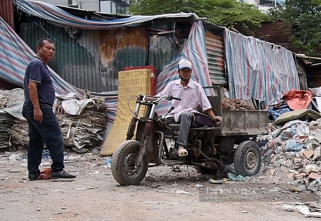 Sau khi thấy PV ghi hình, thì lái xe và người chủ đã có lời lẽ không hay với phóng viên. Sau đó, tiếp tục việc đổ rác thải xây dựng của mình.