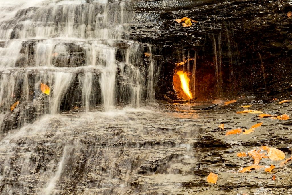 Thác Eternal Flame (Mỹ) (tạm dịch: Ngọn lửa vĩnh cửu) ở công viên Chestnut Ridge, New York, nổi tiếng với ngọn lửa liên tục cháy suốt nhiều năm qua. Ở chính giữa thác nước là một ngọn lửa nhỏ gần như "bất tử", được hình thành từ khí methane tự nhiên thấm qua các vết nứt trên đá. Dù ngọn lửa trong thác nhiều lần ngừng cháy, những người leo núi và dã ngoại trong khu vực đã thắp lại lửa và giữ điểm rò rỉ khí gas tự nhiên này tiếp tục cháy. Ảnh: Shutterstock.