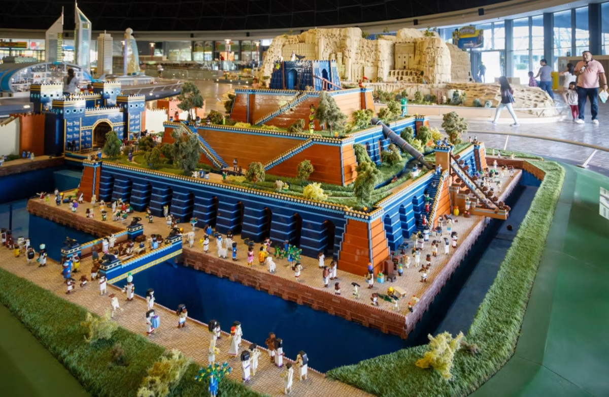 Vườn treo Babylon: Đây là công trình do vua Nebuchadrezzar II xây dựng vào khoảng năm 605-562 TCN ở Iraq để tặng vợ. Theo mô tả của các tài liệu lịch sử, vườn treo có hệ thống đài phun nước gồm hai bánh xe lớn liên kết với nhau bằng dây xích có gắn thùng gỗ. Khi bánh xe quay, dây xích và thùng nước cũng chuyển động đưa nước ở bể phía dưới lên cao tưới cho cây. Vườn treo Babylon được sử gia Berossus mô tả lần đầu tiên năm 270 TCN. Công trình này hiện nay không còn, chỉ có những ghi chép trong sử sách. Nguyên nhân dẫn tới sự biến mất của vườn treo vẫn còn là bí ẩn, kể cả địa điểm tồn tại của nó. Ảnh: Shutterstock.