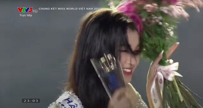 Khoảnh khắc một nàng Hậu gặp sự cố rớt vương miện khi đăng quang - Hình 3 Khoanh khac mot nang Hau gap su co rot vuong mien khi dang quang-Hinh-3