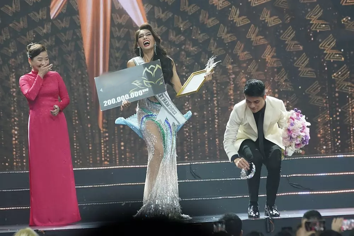 Khoảnh khắc một nàng Hậu gặp sự cố rớt vương miện khi đăng quang - Hình 5 Khoanh khac mot nang Hau gap su co rot vuong mien khi dang quang-Hinh-5