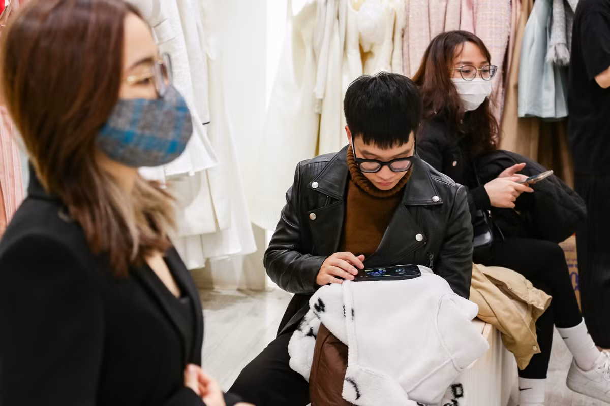 Cùng nhau đi mua sắm là hoạt động yêu thích của cặp đôi này. Tuấn Linh cho biết anh không ngại ngồi đợi và cũng thích lựa chọn đồ cho bạn gái, còn Hà My cũng tin tưởng vào mắt thẩm mỹ của bạn trai. "Anh ấy có gu thời trang, lại bắt trend nhanh nên biết món đồ nào đang được ưa chuộng", cô cho biết.