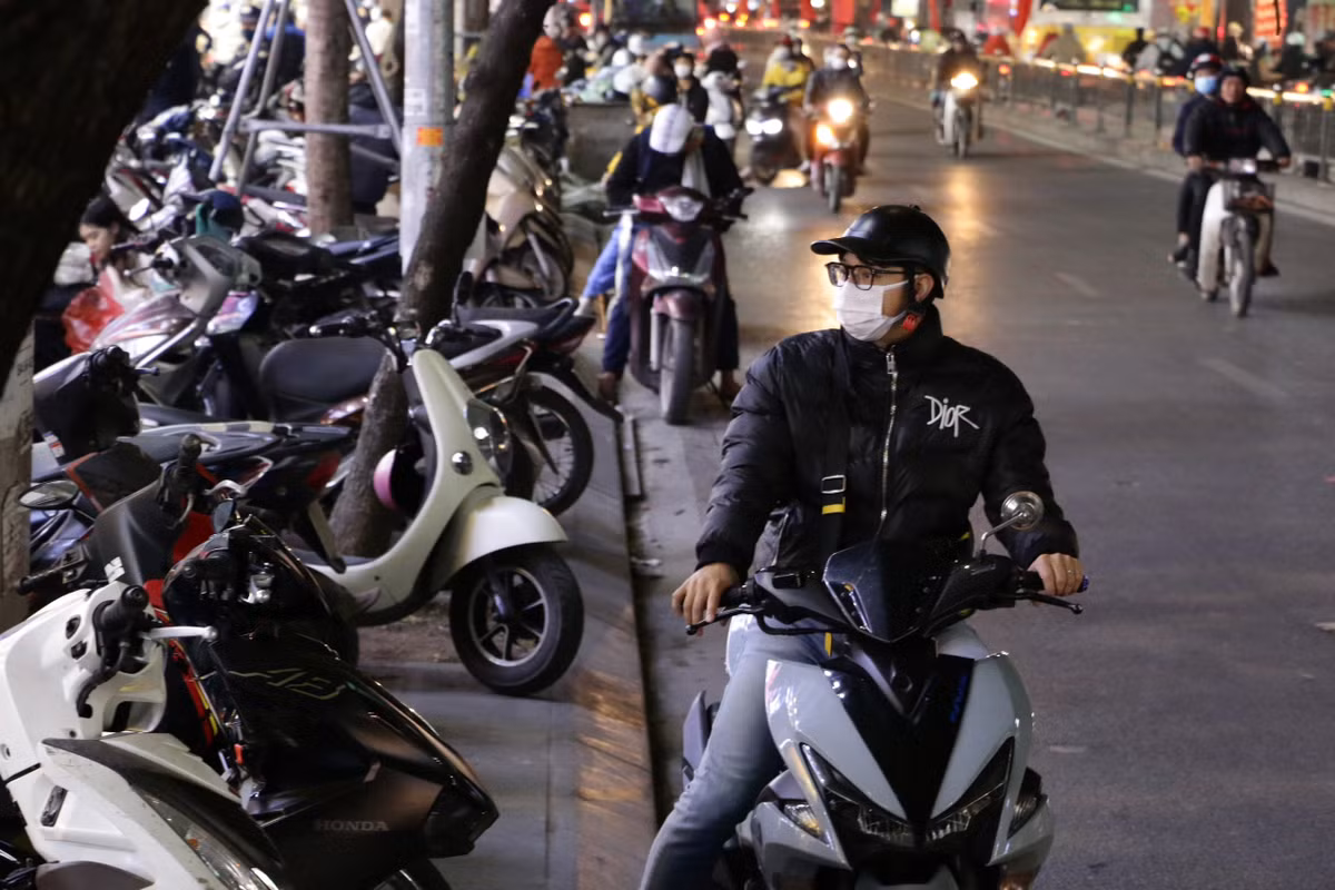 Vào những ngày này, do số lượng khách hàng trực tiếp tới cửa hàng tăng đáng kể, nhiều shop "du di" thời gian mở cửa tới muộn, thay vì 21-22h như thường lệ.