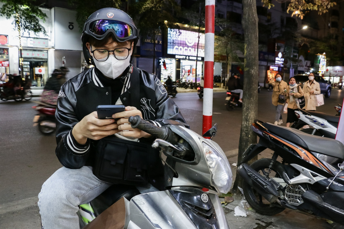 Thuận (22 tuổi) đang chờ đợi em gái mua sắm ở bên trong cửa hàng. Trước đó, anh vừa mua được 2 chiếc áo ưng ý nhờ sự tư vấn của người bạn đồng hành. "Tôi thấy quần áo nữ từa tựa kiểu dáng, không dám đưa ra lời khuyên thời trang cho em mình", anh chia sẻ.