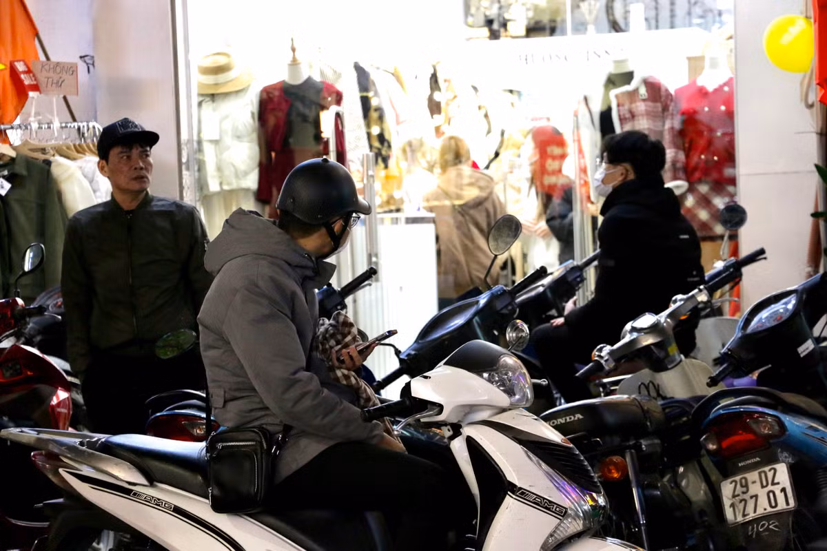 Nhiều cửa hàng không còn chỗ để xe máy. Rất nhiều bạn trai lựa chọn đứng bên ngoài trong tiết trời 14 độ C để chờ người yêu, người thân vào bên trong mua sắm.
