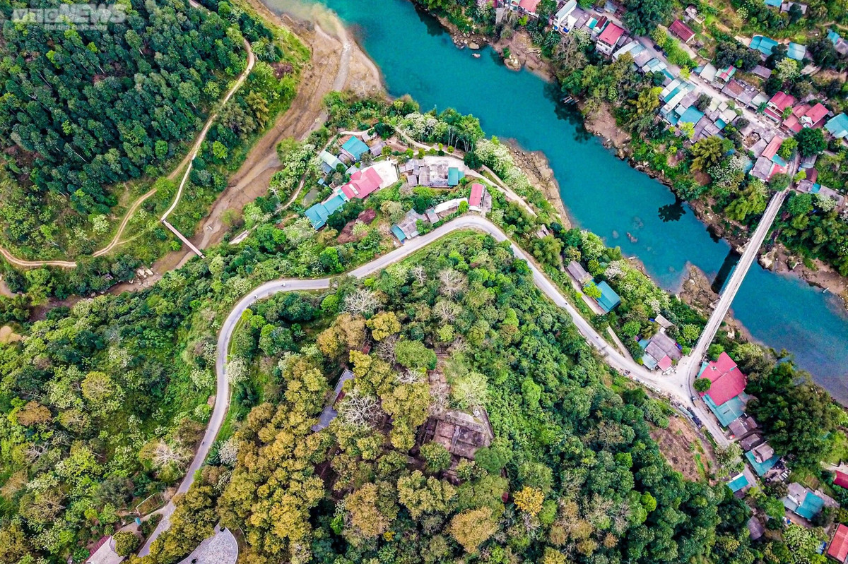 Khu di tích lịch sử Căng Bắc Mê tọa lạc trên sườn núi Rồng thuộc địa bàn thôn Đồn Điền (xã Yên Cường, huyện Bắc Mê, tỉnh Hà Giang). Nơi đây từng được thực dân Pháp xây dựng nhằm kiểm soát toàn bộ tuyến giao thông nối 3 tỉnh Hà Giang, Cao Bằng và Tuyên Quang. Trong tiếng Pháp, “Căng” có nghĩa là đồn binh, trại lính.