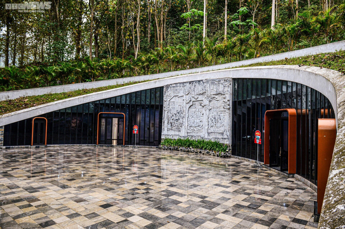 Đến với Căng Bắc Mê, bên cạnh tham quan dấu tích lịch sử, du khách sẽ có cơ hội khám phá thông qua các ứng dụng công nghệ tại phòng trưng bày giới thiệu di tích. Nhà trưng bày có tổng diện tích 231,5 m2, được thiết kế giống như nằm sâu trong lòng núi. Phần mái được thiết kế dốc dần xuống hai bên và phủ đất, trồng cỏ khiến công trình càng hài hòa với cảnh quan.