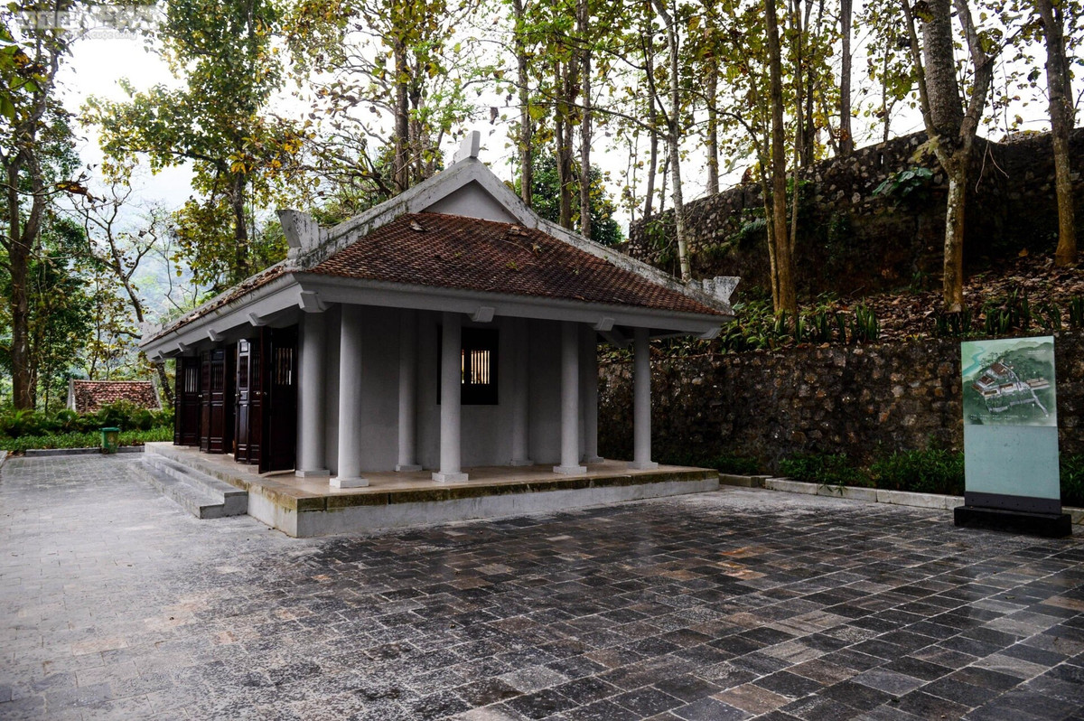 Khu nhà tưởng niệm được xây dựng ở vị trí trung tâm của Căng Bắc Mê. Nhà dựa lưng vào núi, cửa hướng về phía dòng sông Gâm.